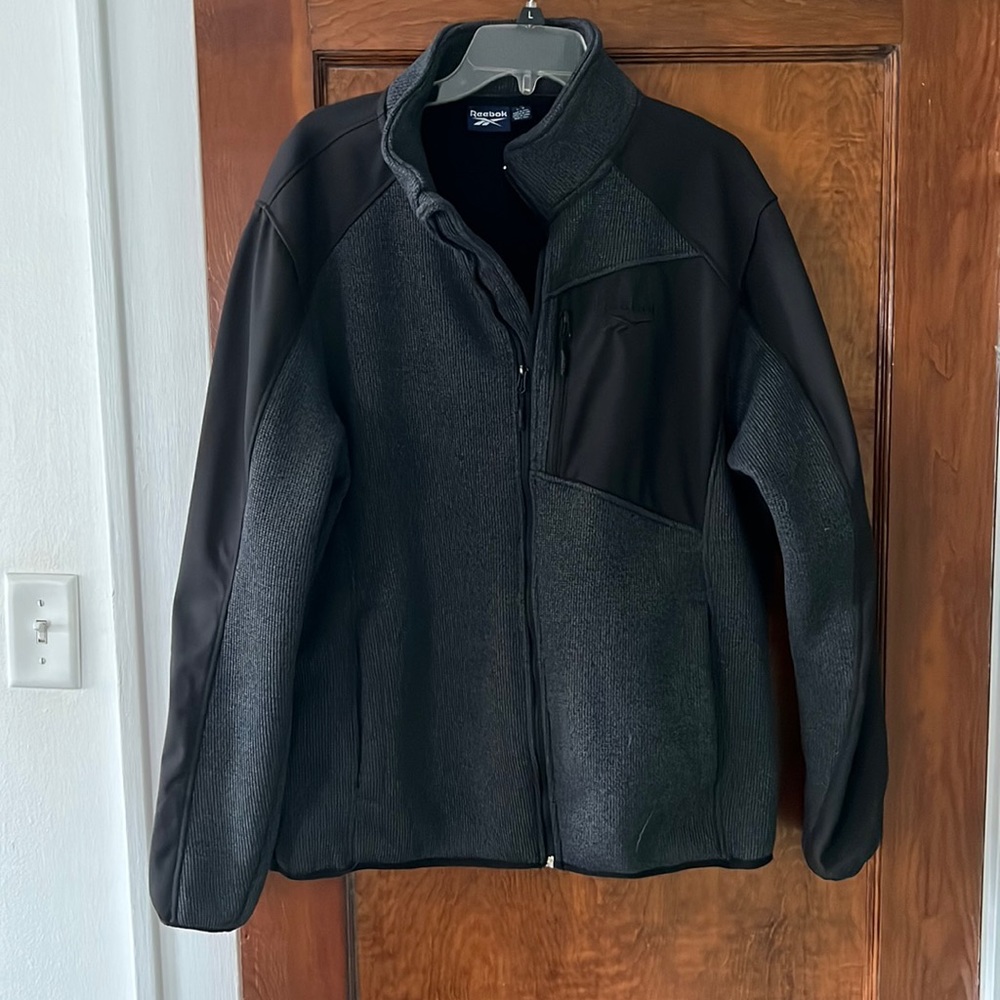 Men’s Reebok zip up jacket. Like new (new worn). Size Large.
